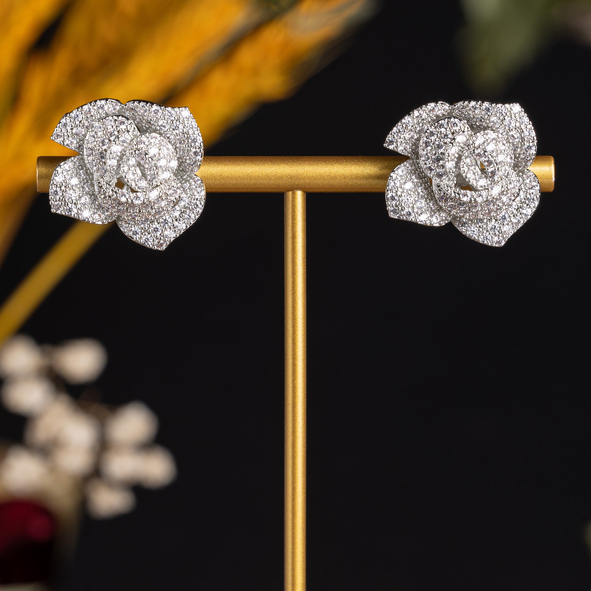 Boucles d'oreilles clous roses ajourées tridimensionnelles en or rose pour femmes