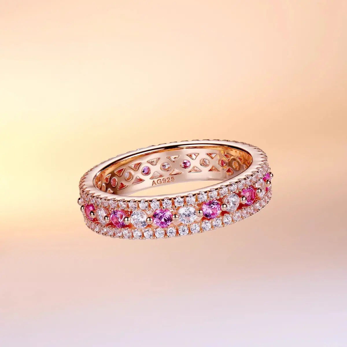 Bague creuse en or incrustée de diamants