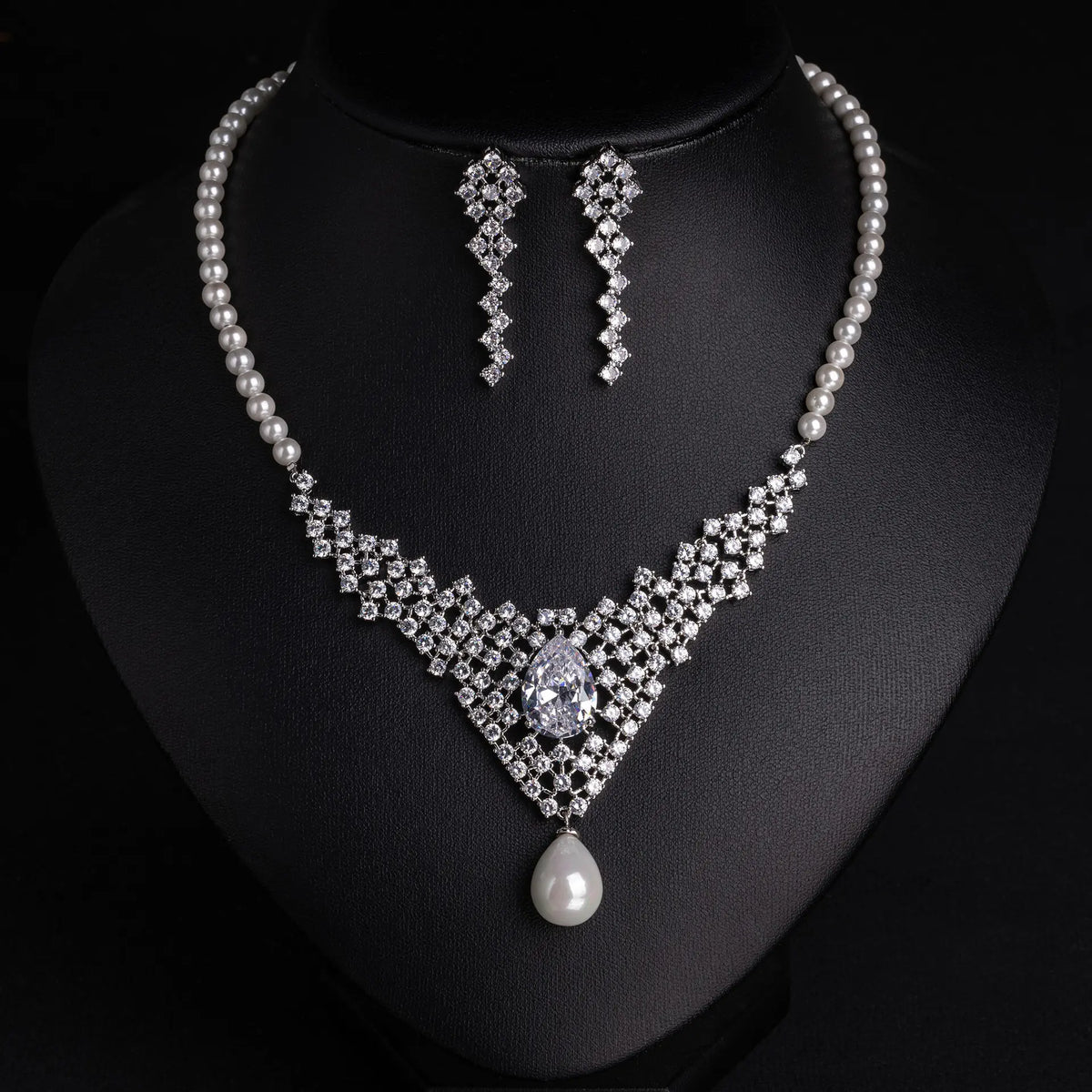 Parure collier et boucles d'oreilles de luxe perle et cristal rouge rubis