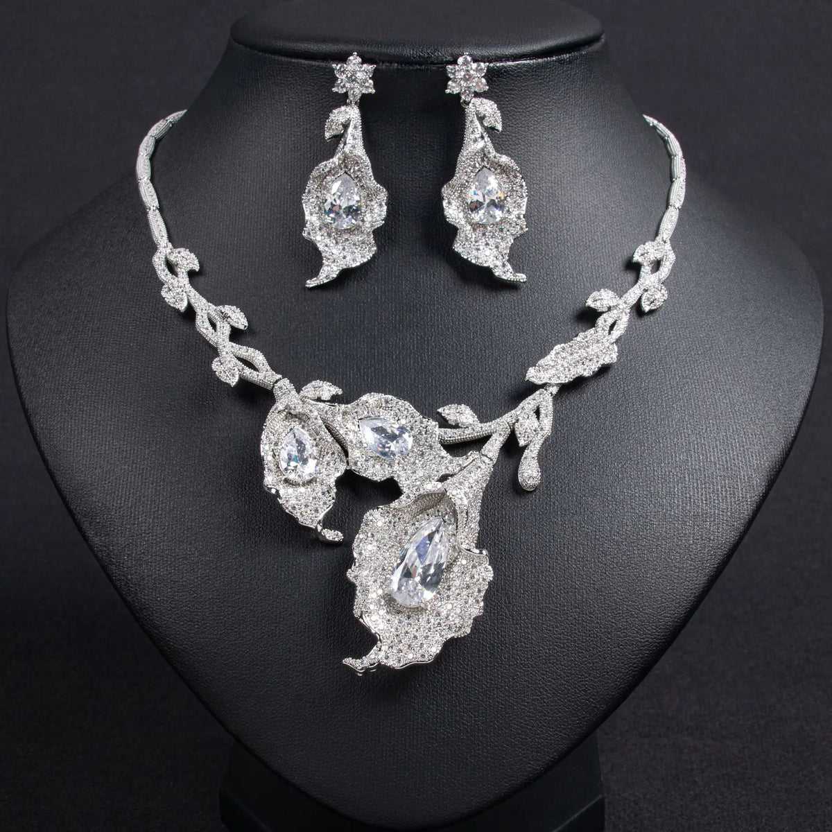 Parure de bijoux de luxe avec collier et boucles d'oreilles en cristal rouge en forme de goutte