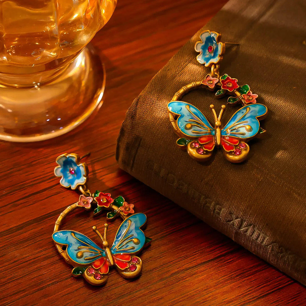 Boucles d'oreilles créoles papillon en émail de luxe léger