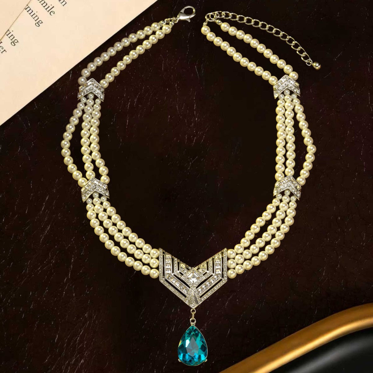 Collier pendentif vintage multicouche en perles et cristaux