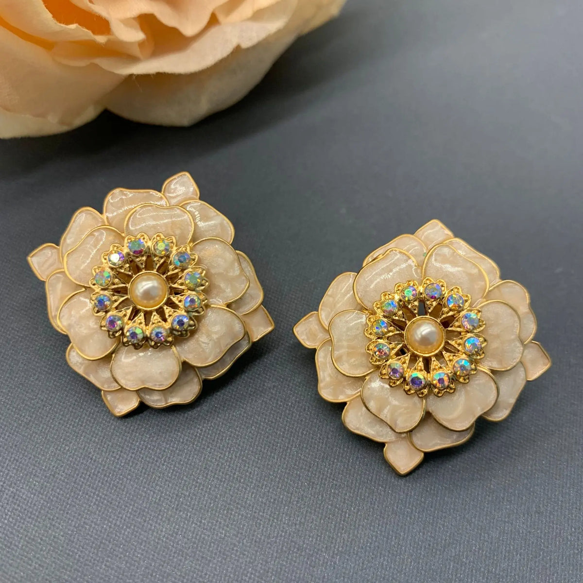 Boucles d'oreilles broche en forme de pétale tridimensionnel à trois couches en émail rétro de cour française