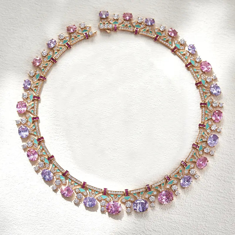 Collier en émail et pierres précieuses plaqué or