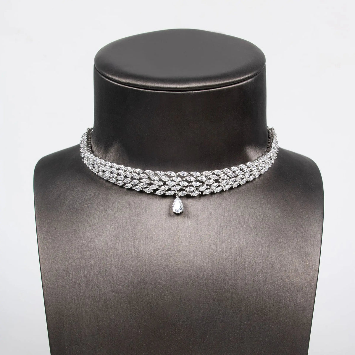Collier ras-de-cou de luxe en cristal avec pendentif goutte rouge – Bijou élégant et affirmé