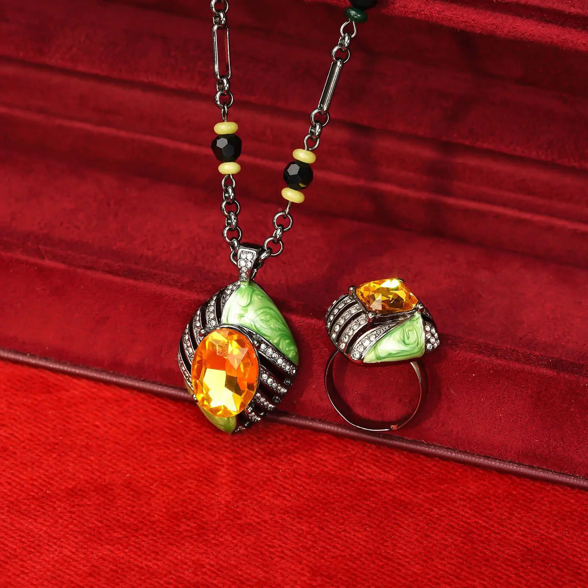 Ensemble boucles d'oreilles, collier et bague géométriques en topaze, style luxe léger