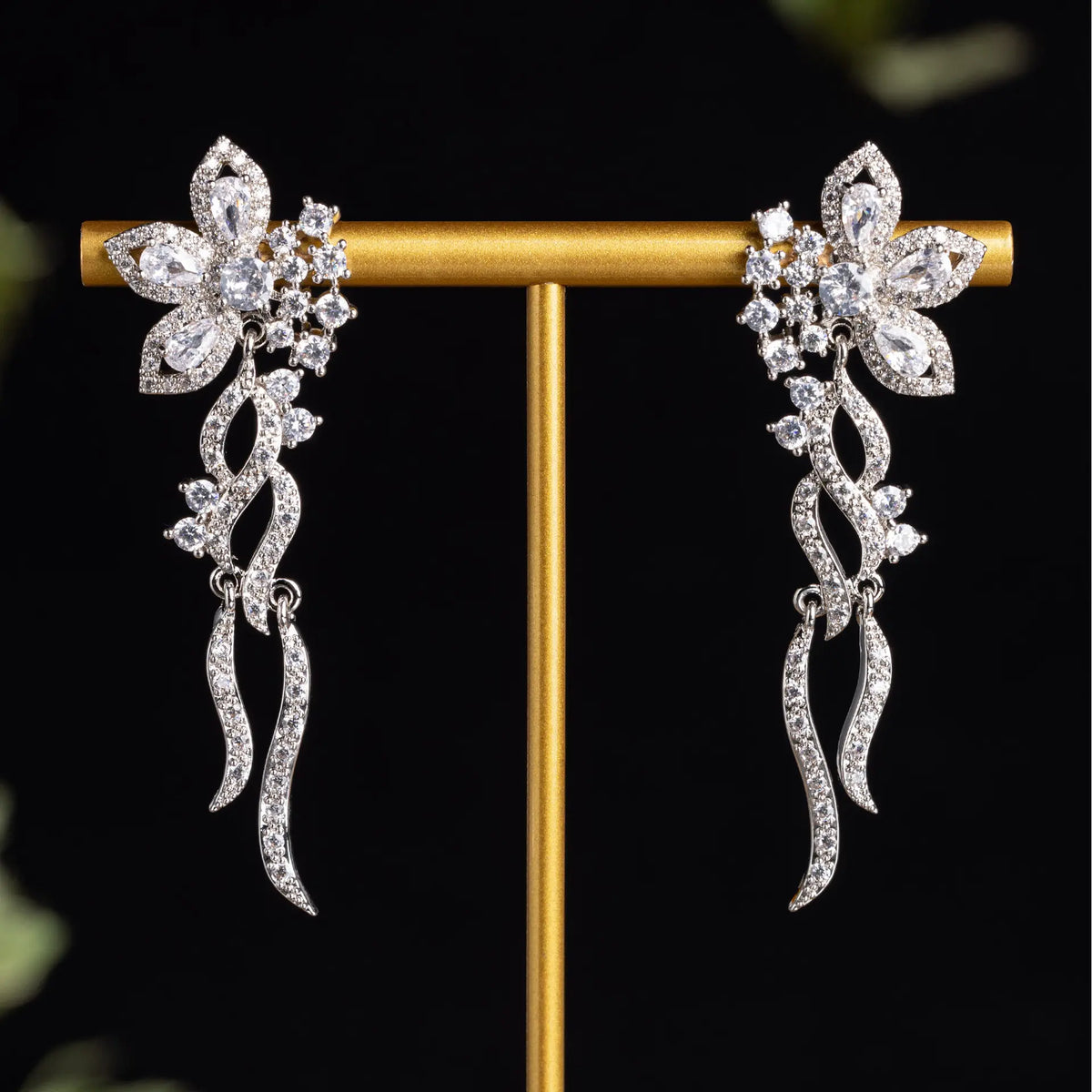 Boucles d'oreilles pendantes Ruby Rose glamour avec détails en cristal étincelant