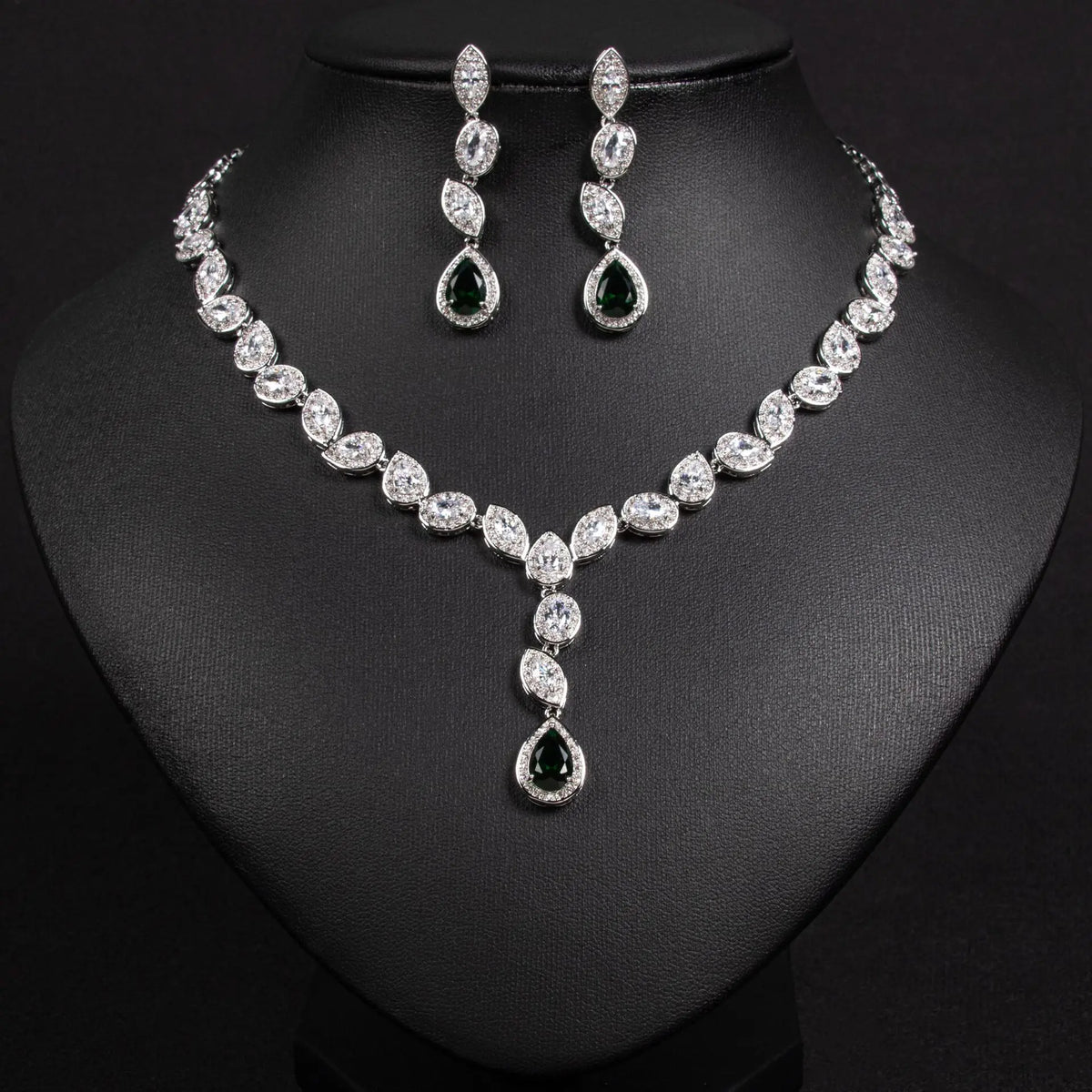 Parure collier et boucles d'oreilles élégante en forme de goutte d'eau avec zircons brillants