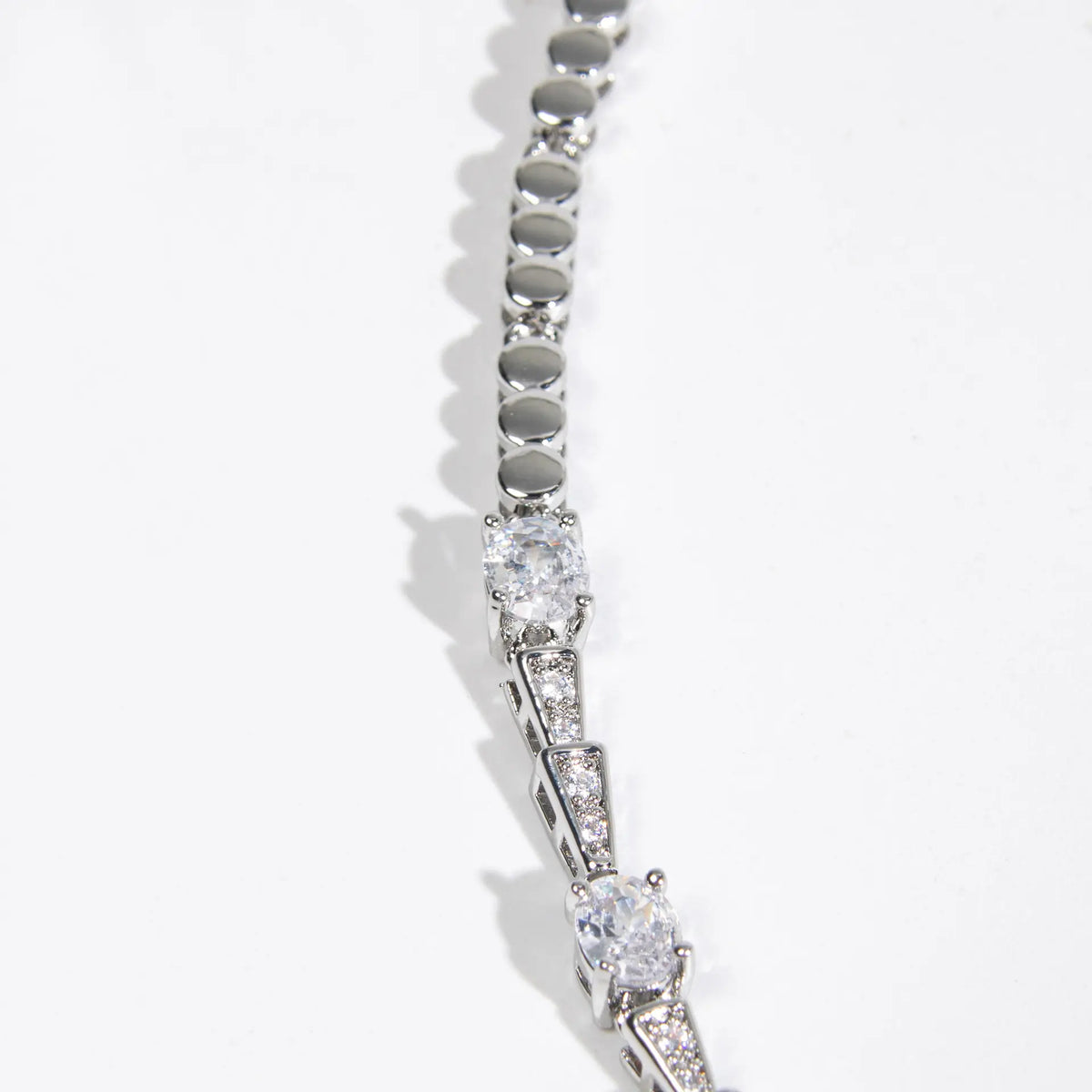 Collier plastron élégant en cristal vert émeraude pour tenue de soirée