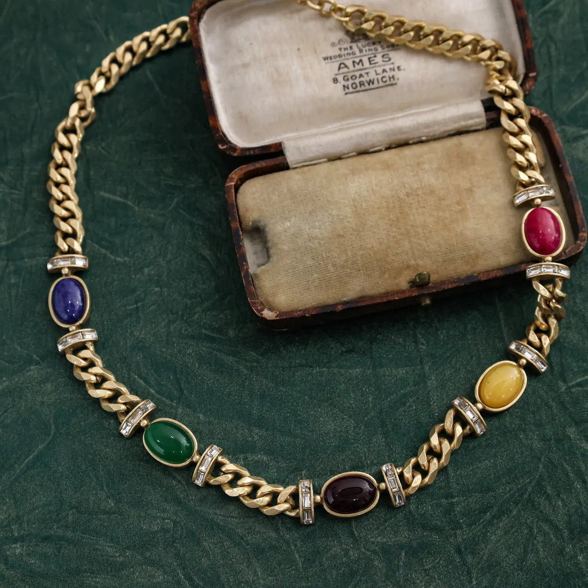 Parure de bijoux médiévaux en pierres précieuses de couleur