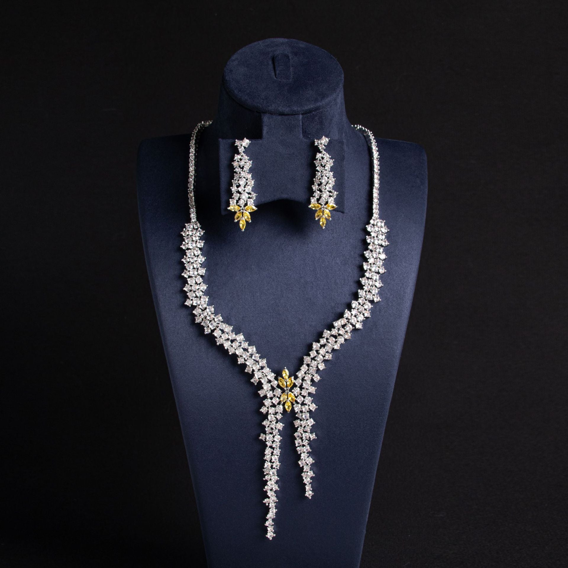 Parure collier et boucles d'oreilles style diamant de luxe avec pompon émeraude