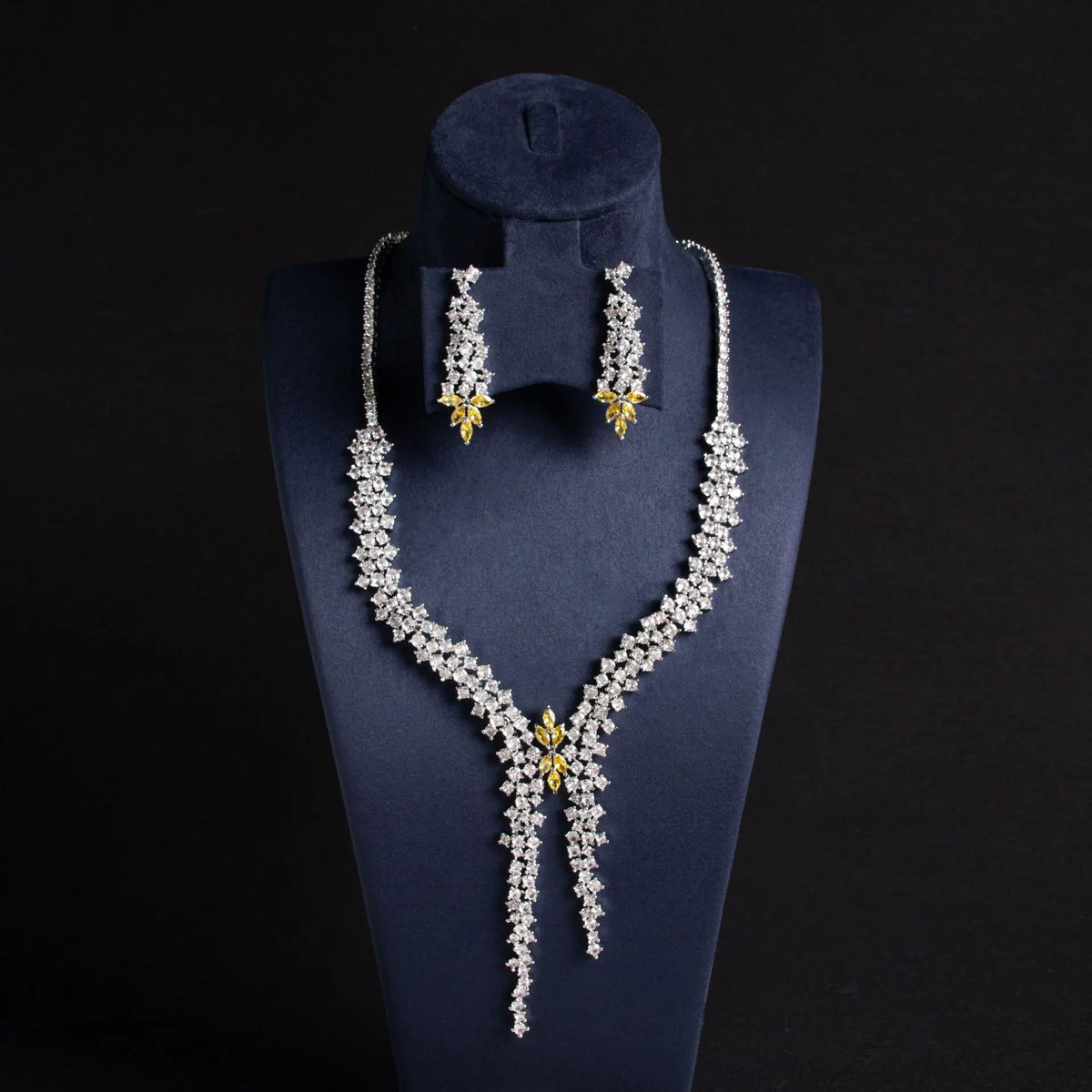 Parure collier et boucles d'oreilles style diamant de luxe avec pompon émeraude