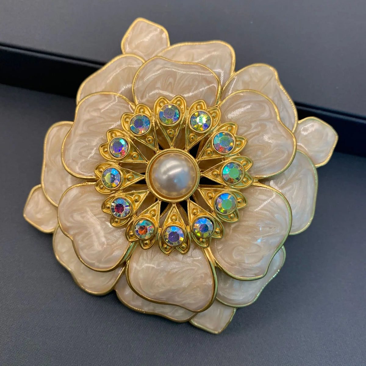 Boucles d'oreilles broche en forme de pétale tridimensionnel à trois couches en émail rétro de cour française