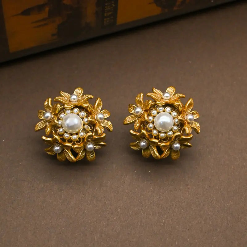 Boucles d'oreilles clous perlées, creuses et tridimensionnelles, avec fleurs rétro et finition premium