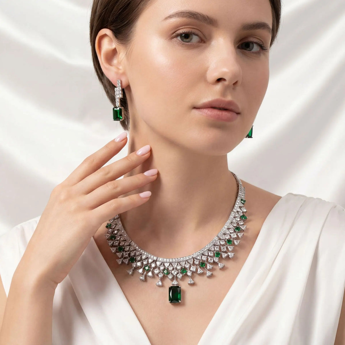 Luxuriöses smaragdgrünes Kristall-Halsketten-Ohrringe-Schmuckset für Damen