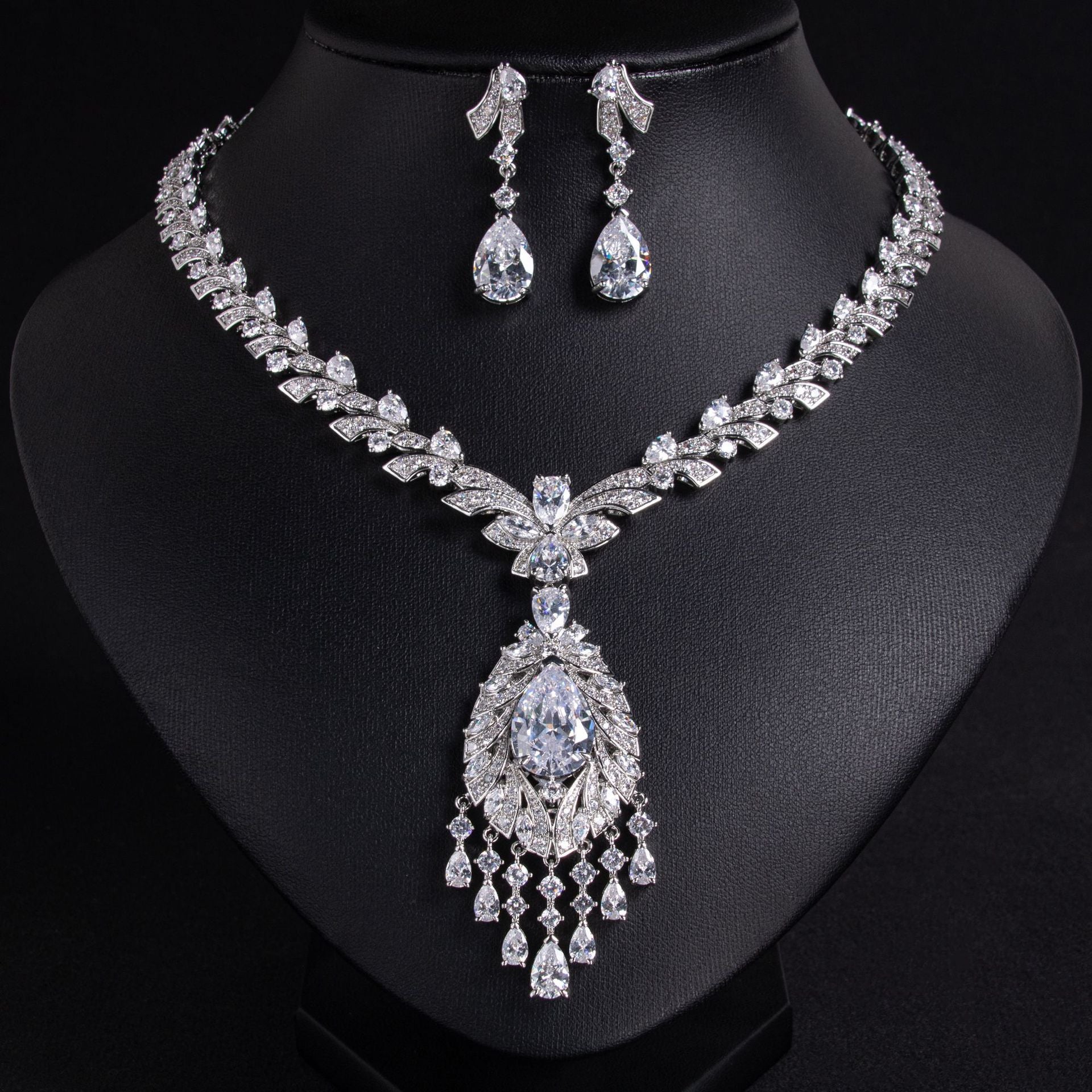 Ensemble collier et boucles d'oreilles en zircon goutte d'eau, style luxe léger