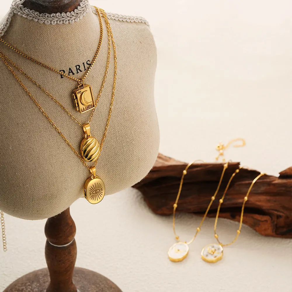 Collier cadre photo ouvrant vintage en or 18 carats
