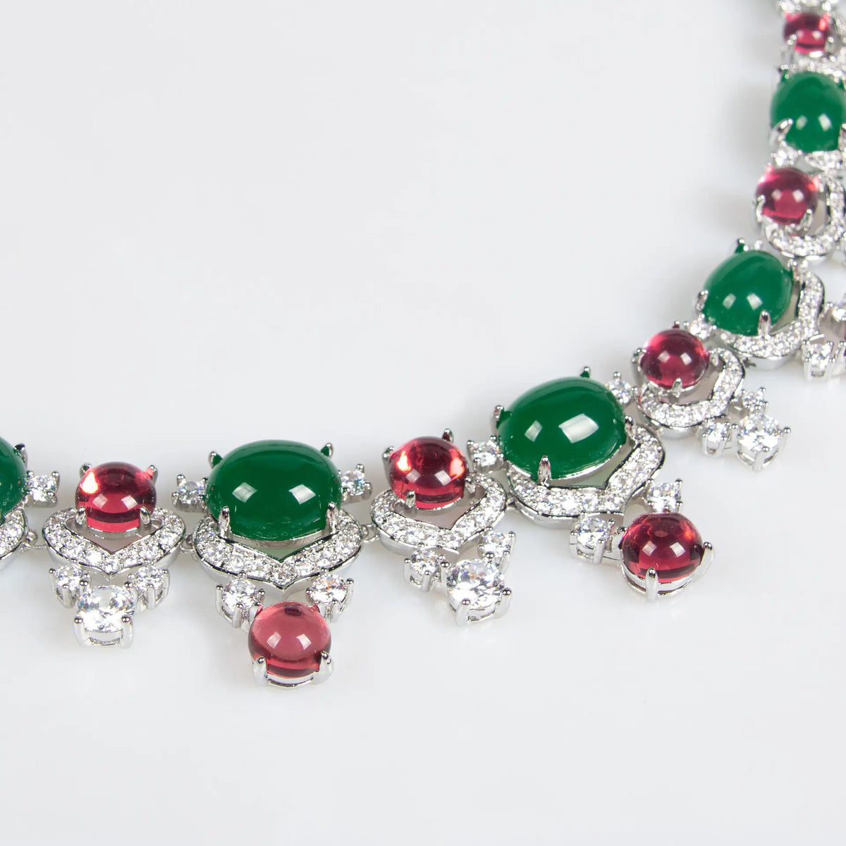 Parure collier et boucles d'oreilles de luxe en cristal vert émeraude et rouge rubis