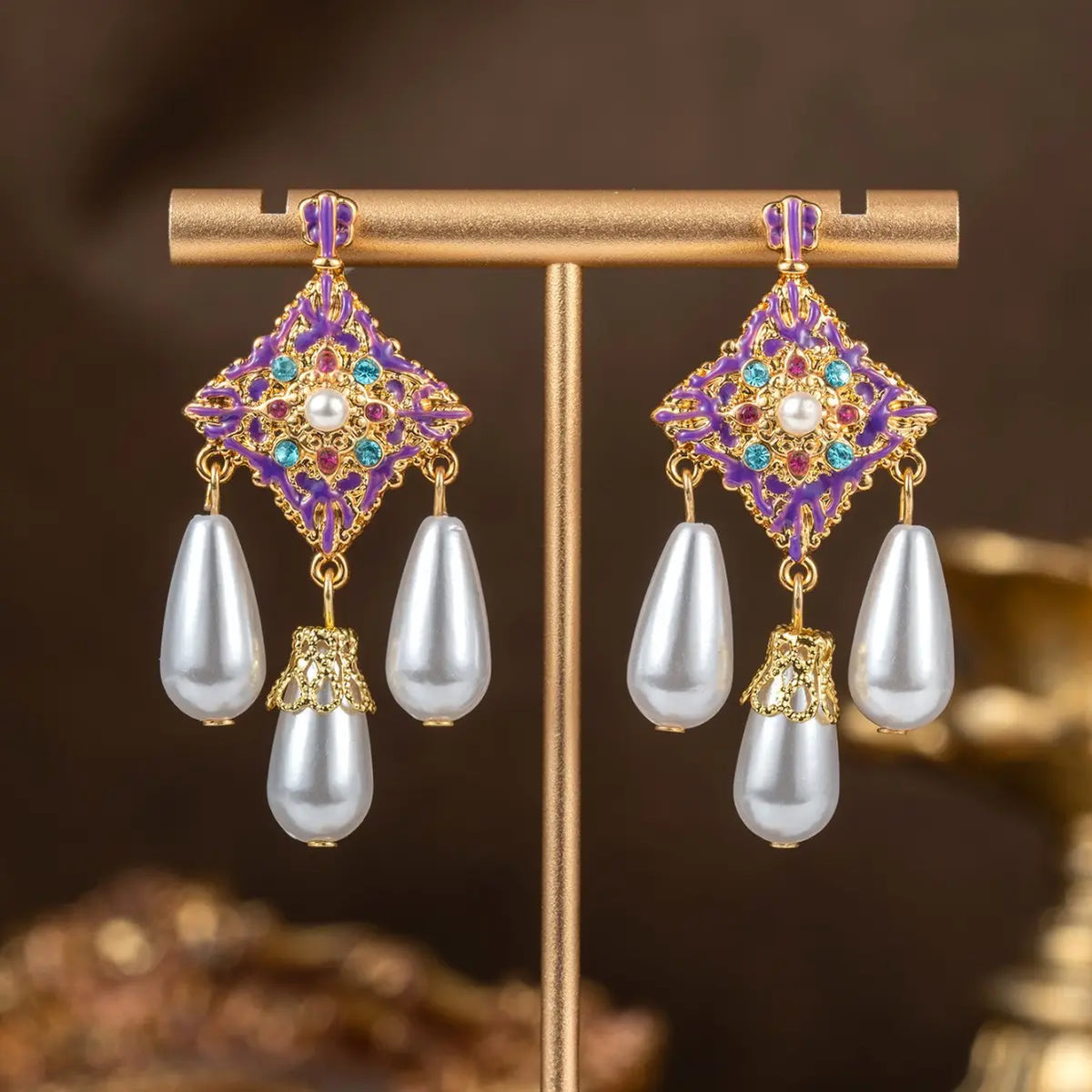 Parure collier et boucles d'oreilles nœud papillon, perles et pierres violettes de luxe