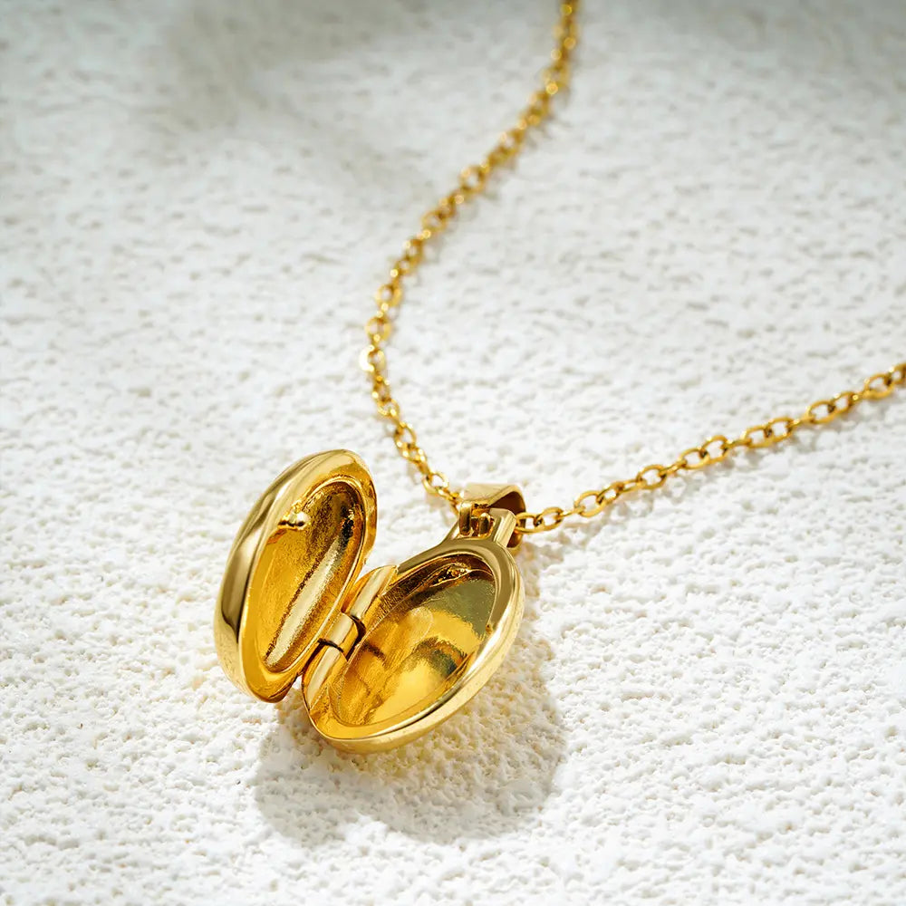 Collier cadre photo ouvrant vintage en or 18 carats