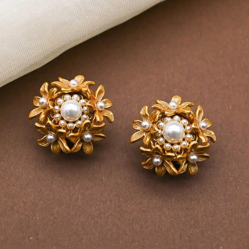 Boucles d'oreilles clous perlées, creuses et tridimensionnelles, avec fleurs rétro et finition premium