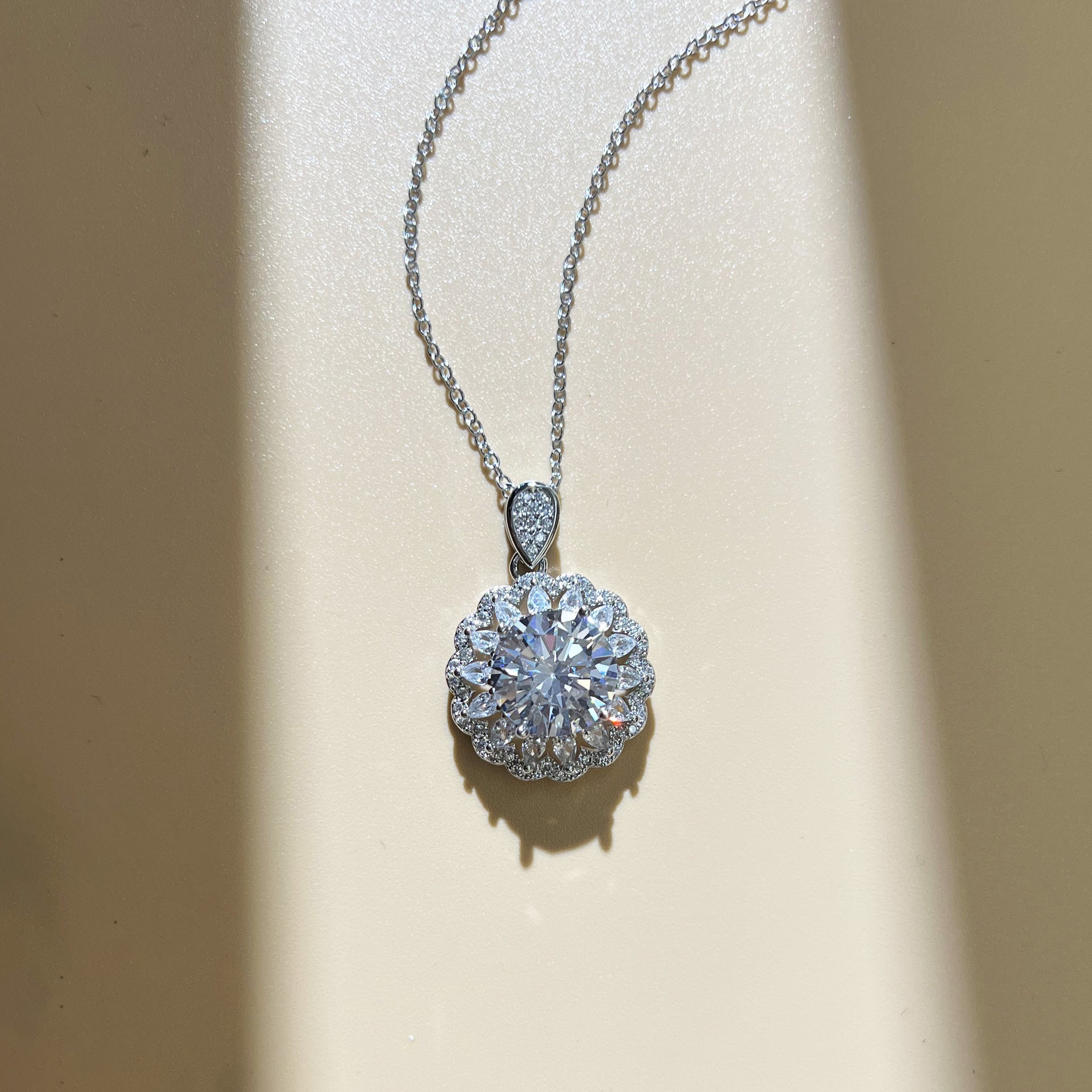 Light Luxury 5 Carat Zircon Sunflower Necklace