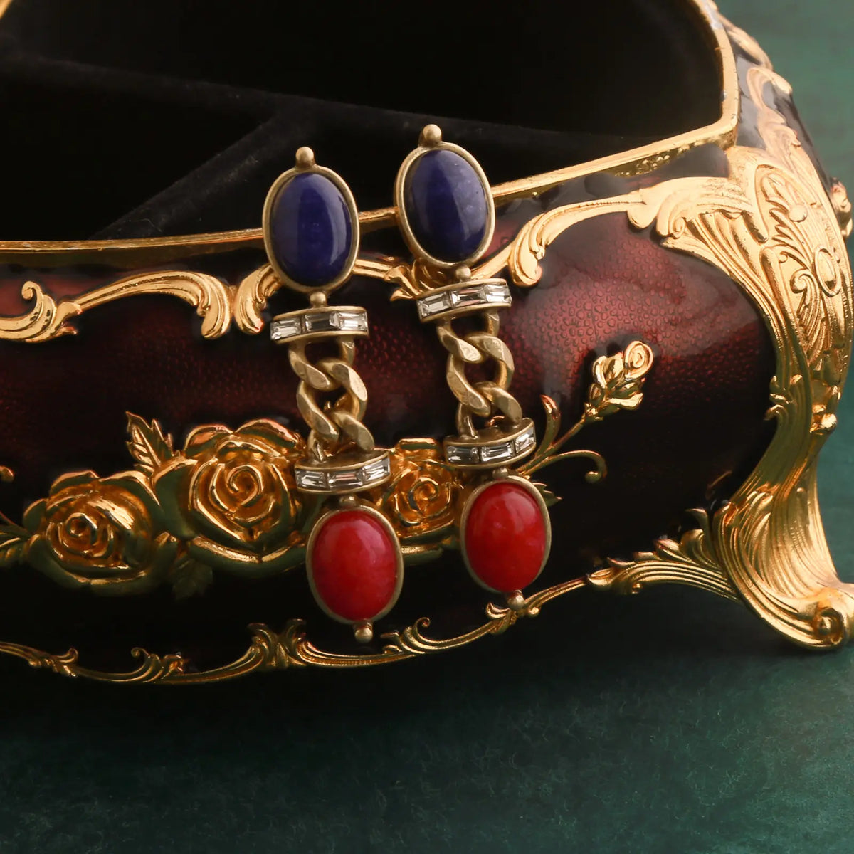 Parure de bijoux médiévaux en pierres précieuses de couleur