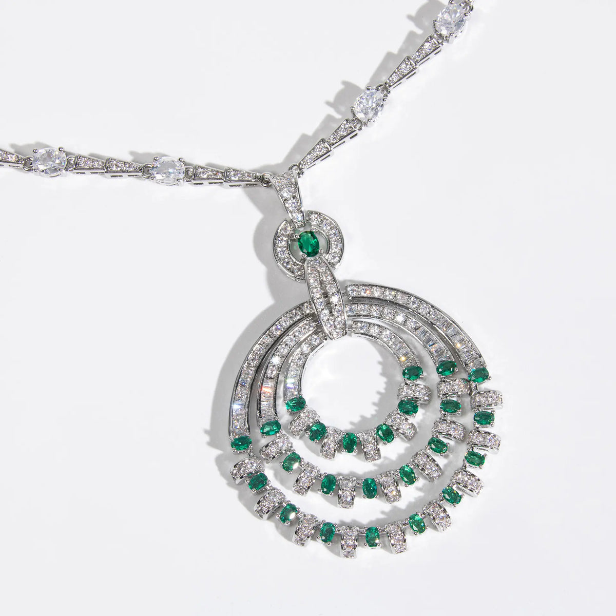 Collier plastron élégant en cristal vert émeraude pour tenue de soirée