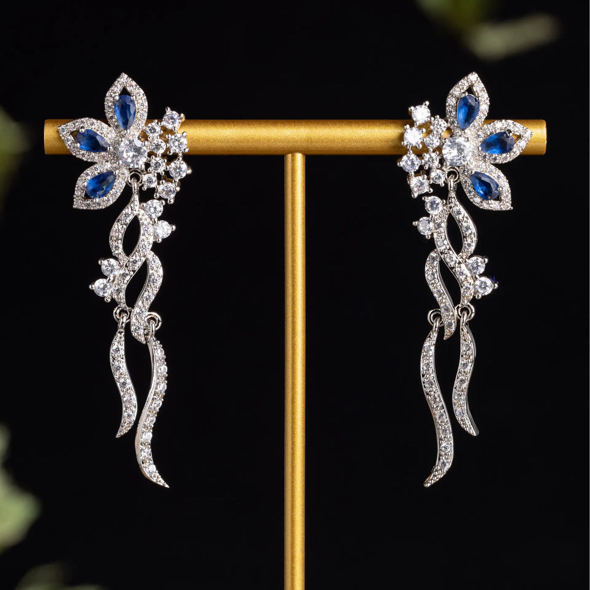 Boucles d'oreilles pendantes Ruby Rose glamour avec détails en cristal étincelant