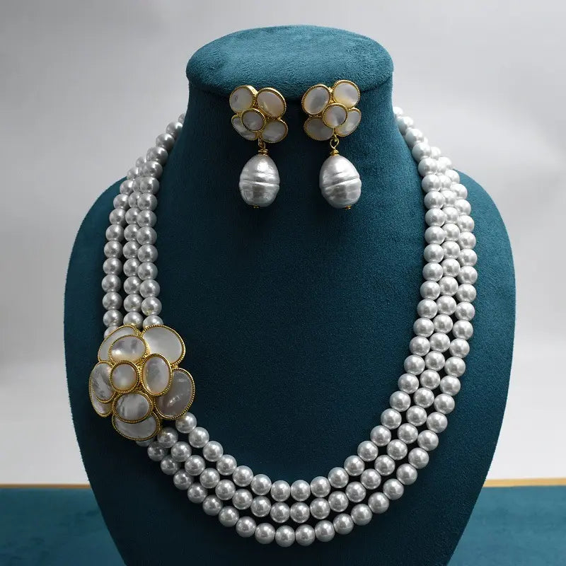 Ensemble collier et boucles d'oreilles clous camélia perle coquillage blanc naturel rétro français