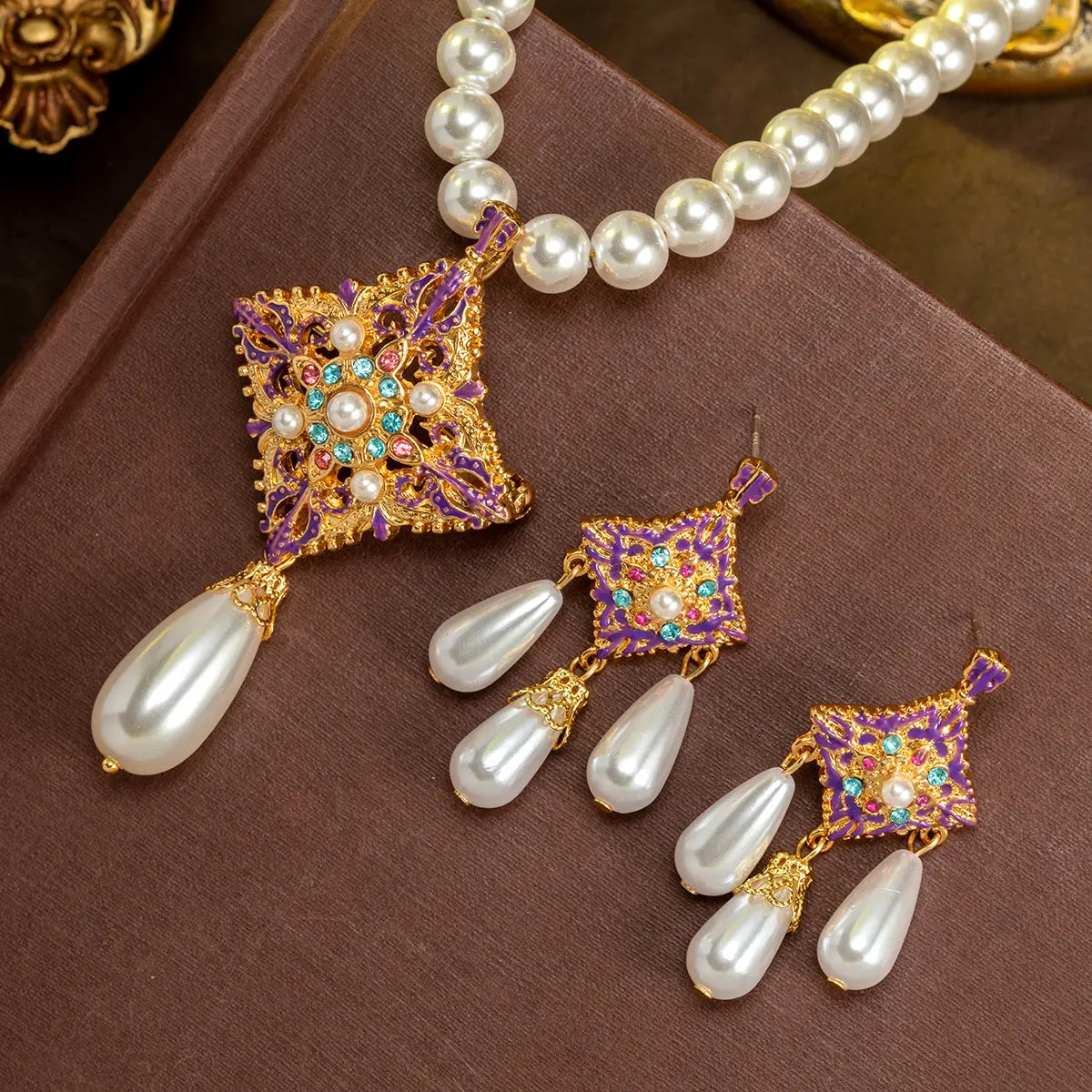 Parure collier et boucles d'oreilles nœud papillon, perles et pierres violettes de luxe