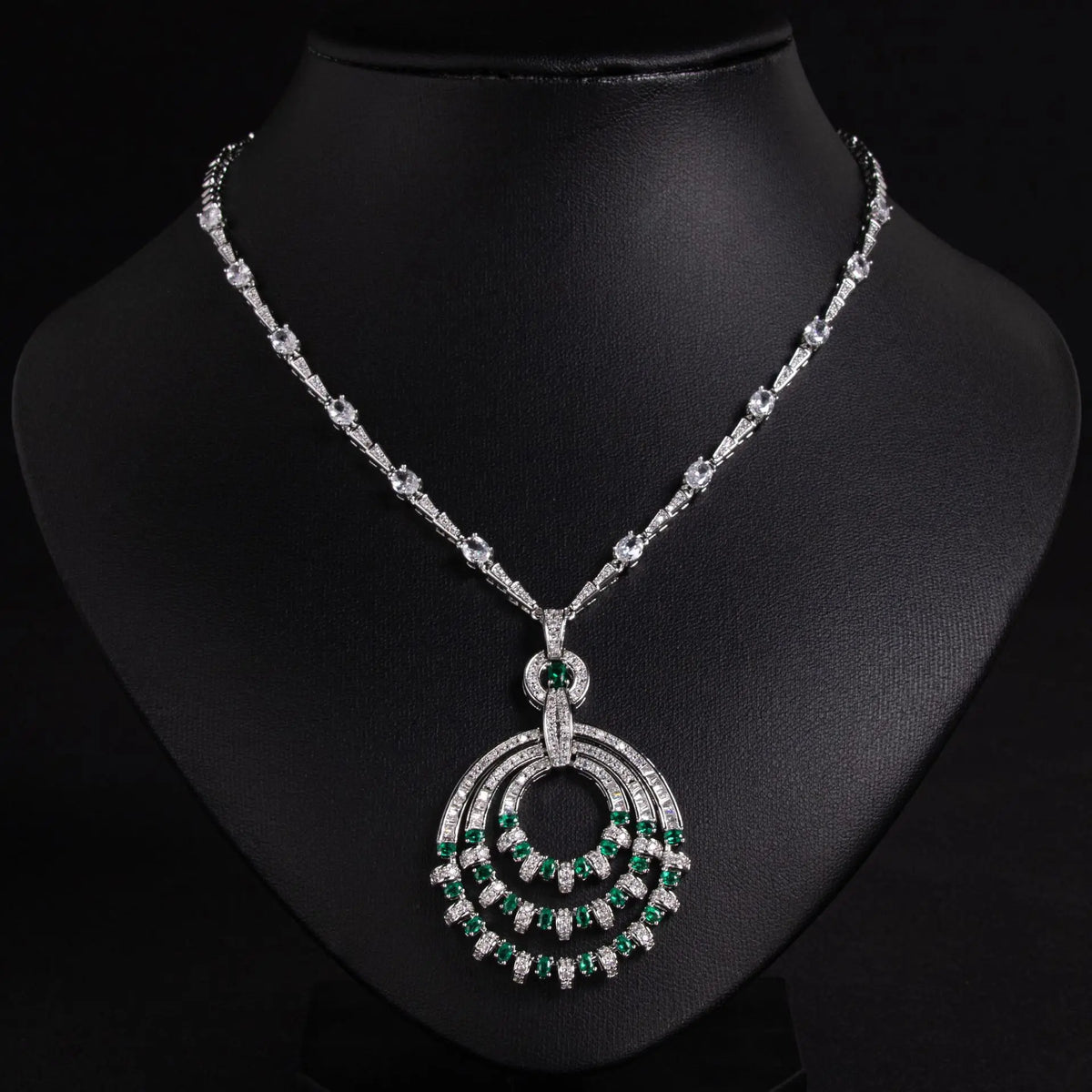 Collier plastron élégant en cristal vert émeraude pour tenue de soirée