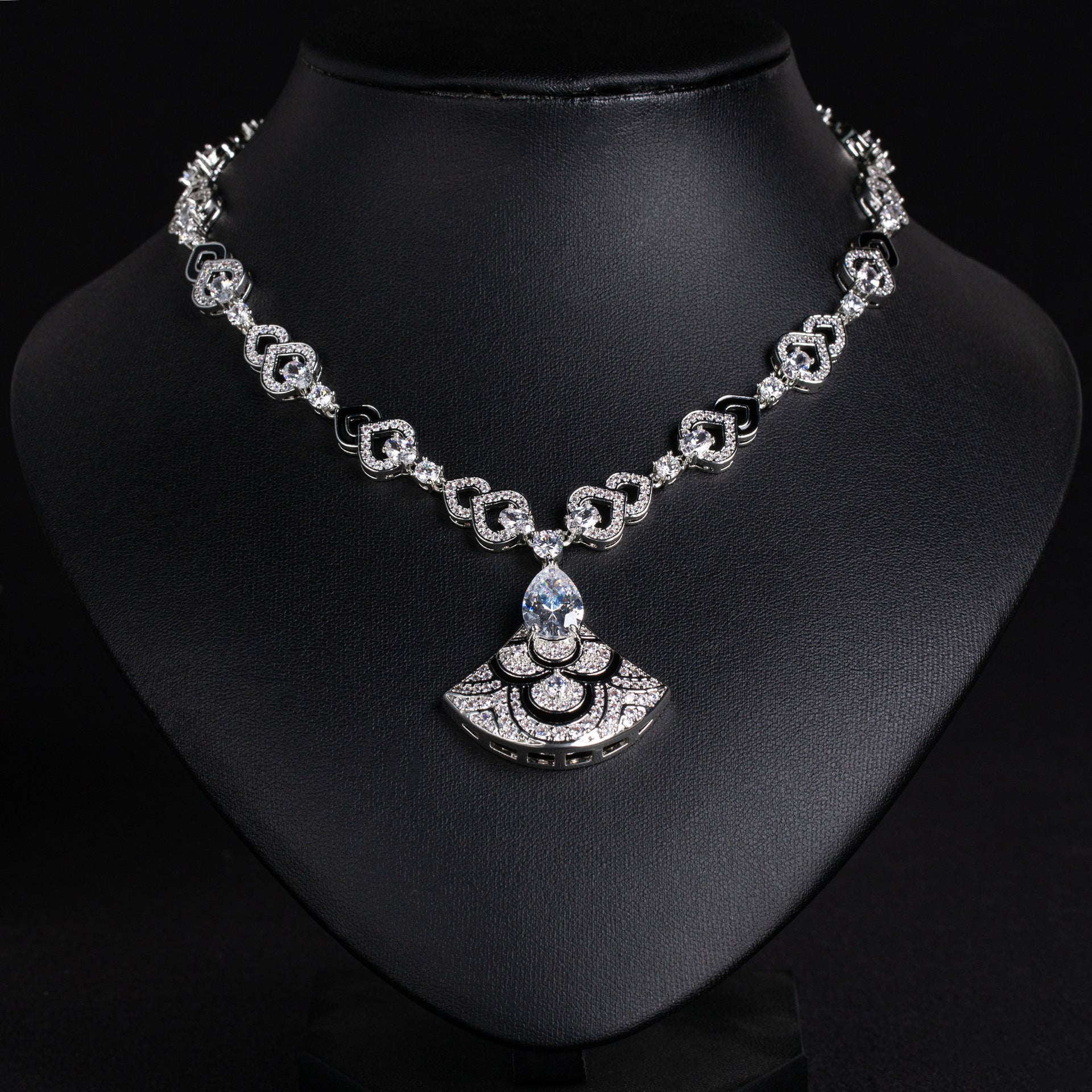 Nouveau collier éventail violet pour femme, chaîne de clavicule texturée, luxe industriel lourd