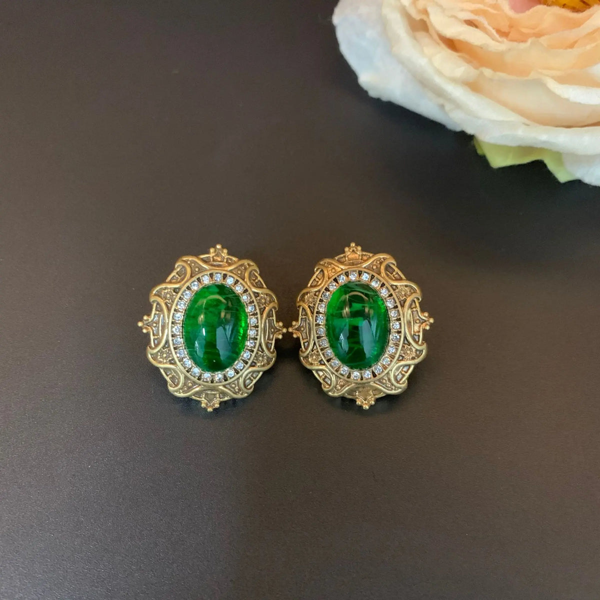 Vieilles boucles d'oreilles vintage en résine verte
