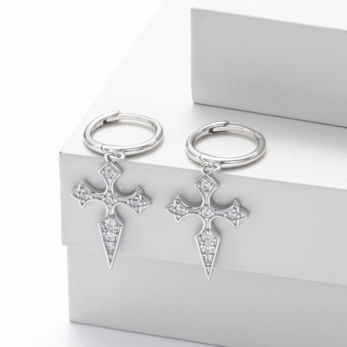 Boucles d'oreilles croix serties de diamants style baroque en argent sterling S925