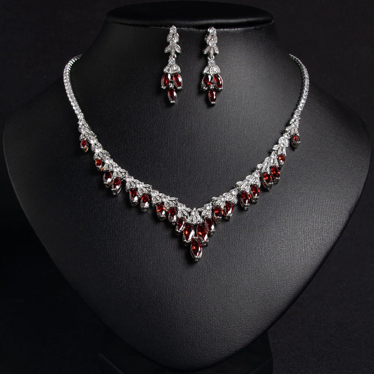 Parure Collier en V et Boucles d'Oreilles Cristal Rubis de Luxe