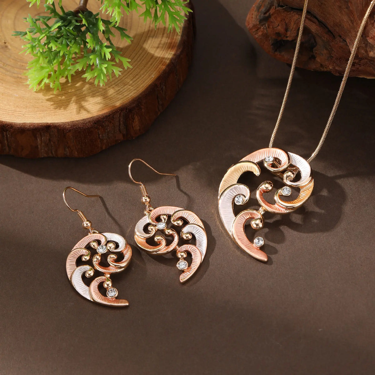 Série de boucles d'oreilles et colliers en pétales géométriques creux