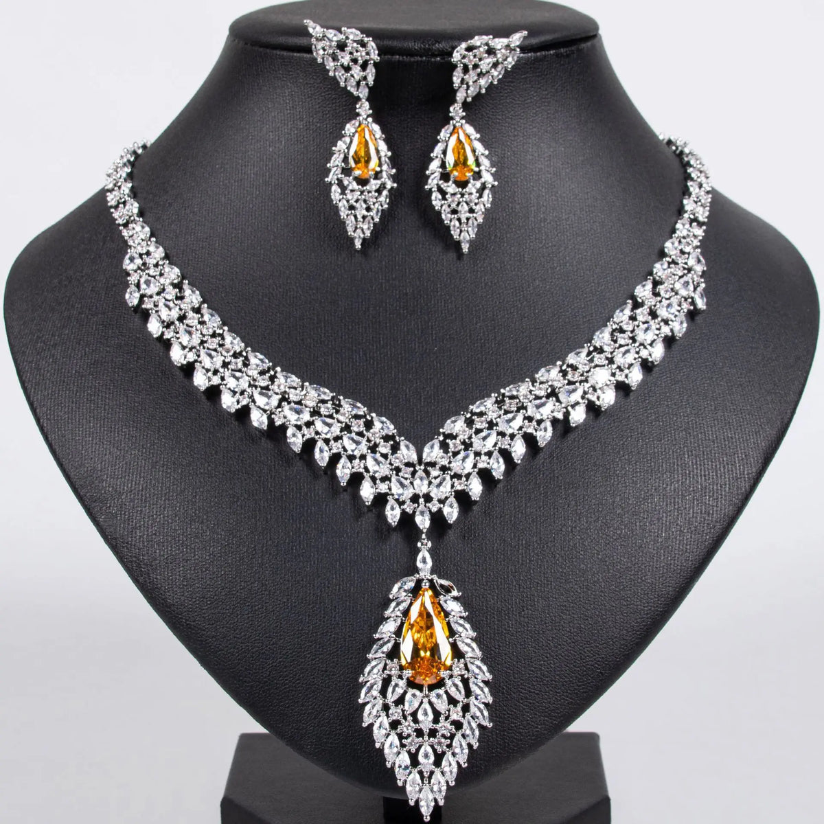 Parure boucles d'oreilles et collier ailes en zircon de luxe