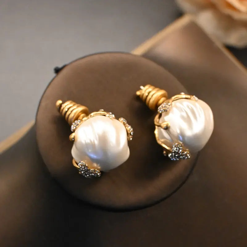 Boucles d'oreilles clous vintage médiévales en perles baroques