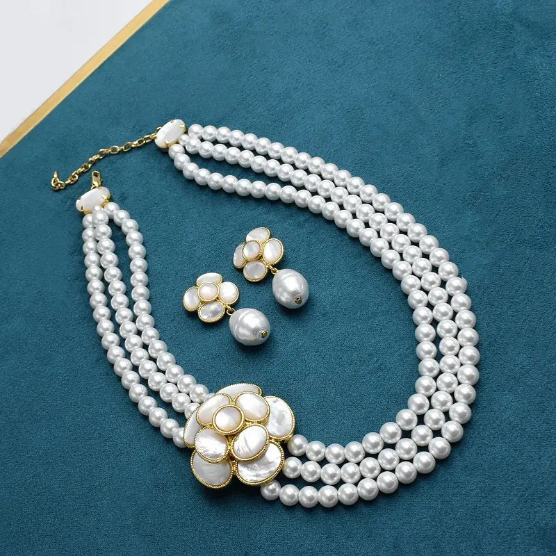 Ensemble collier et boucles d'oreilles clous camélia perle coquillage blanc naturel rétro français