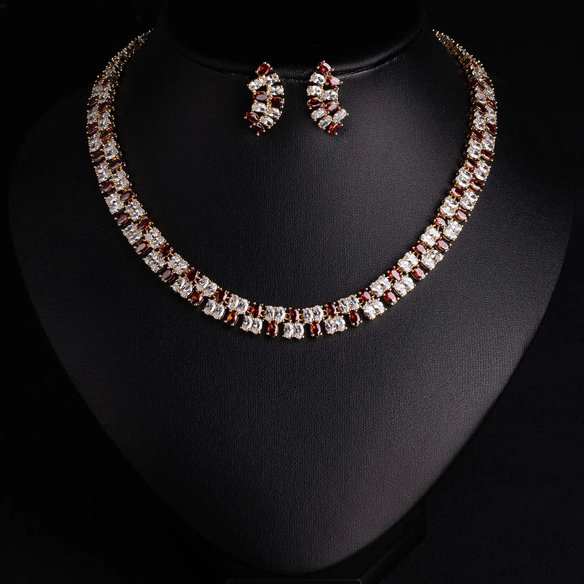 Parure élégante collier et boucles d'oreilles en cristal rouge rubis pour tenue de soirée