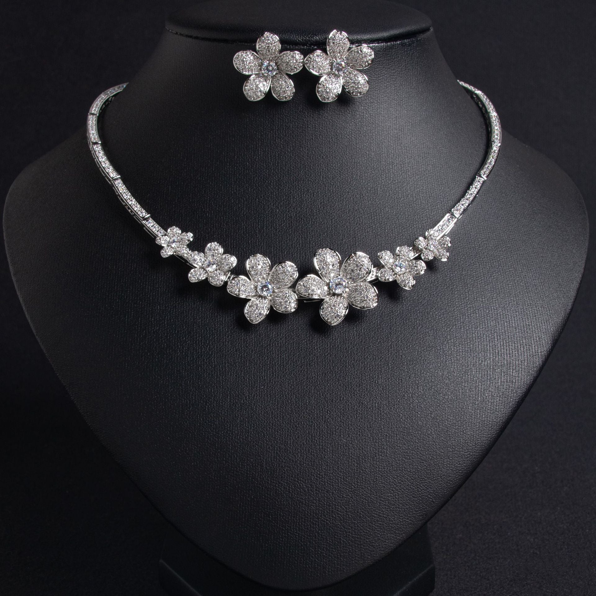 Luxury Emerald Green Floral Necklace Set for Women – Sparkling Flower Jewelry with Matching Earrings