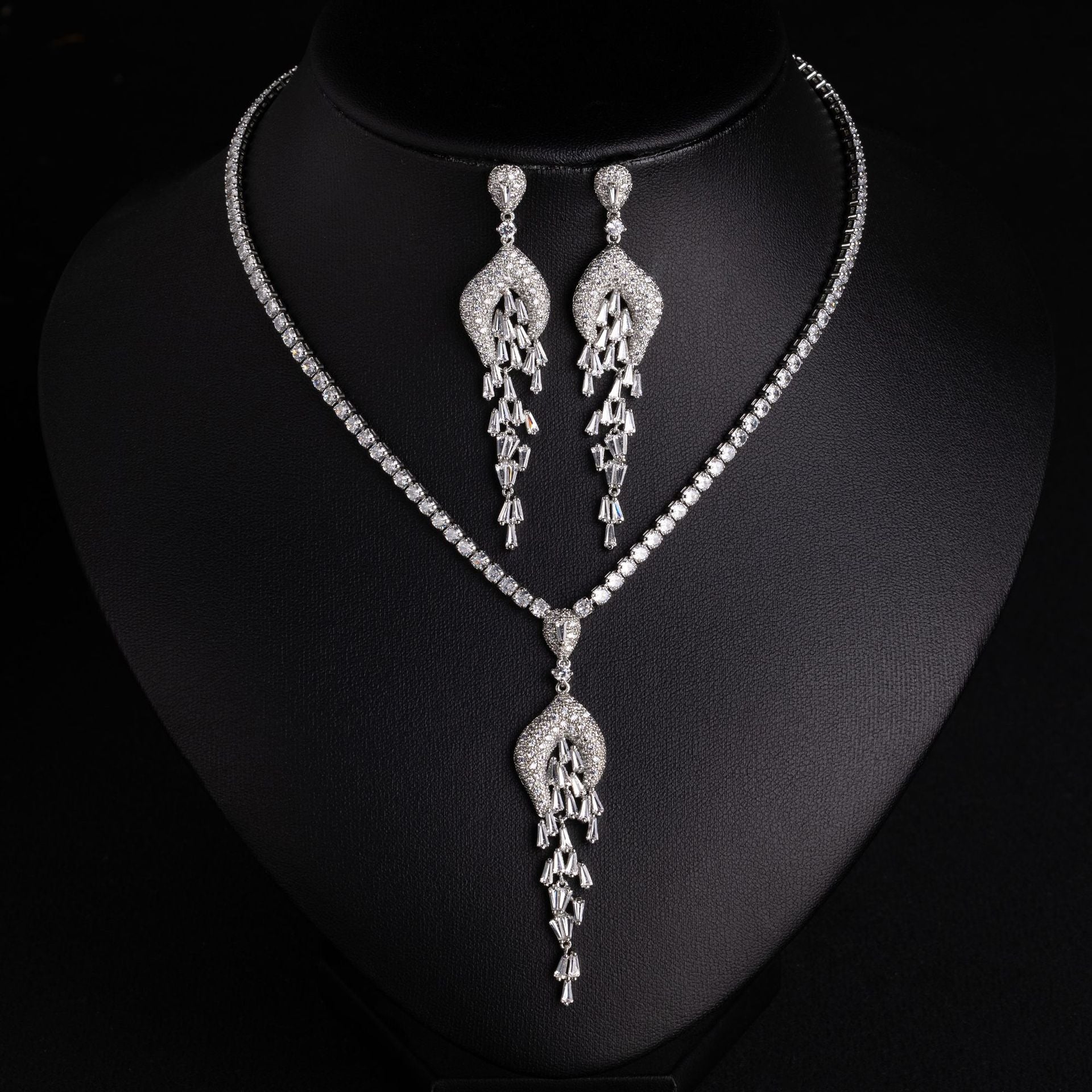 Elegant Gold Tassel Necklace Set – Sparkling Crystal Earrings Jewelry