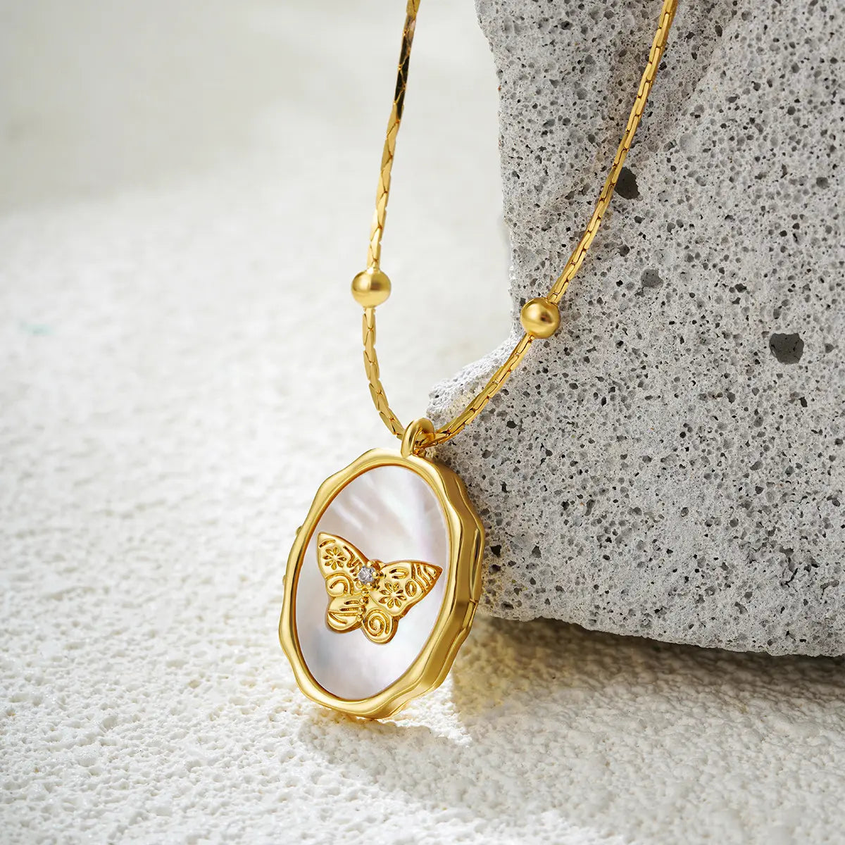 Collier cadre photo ouvrant vintage en or 18 carats