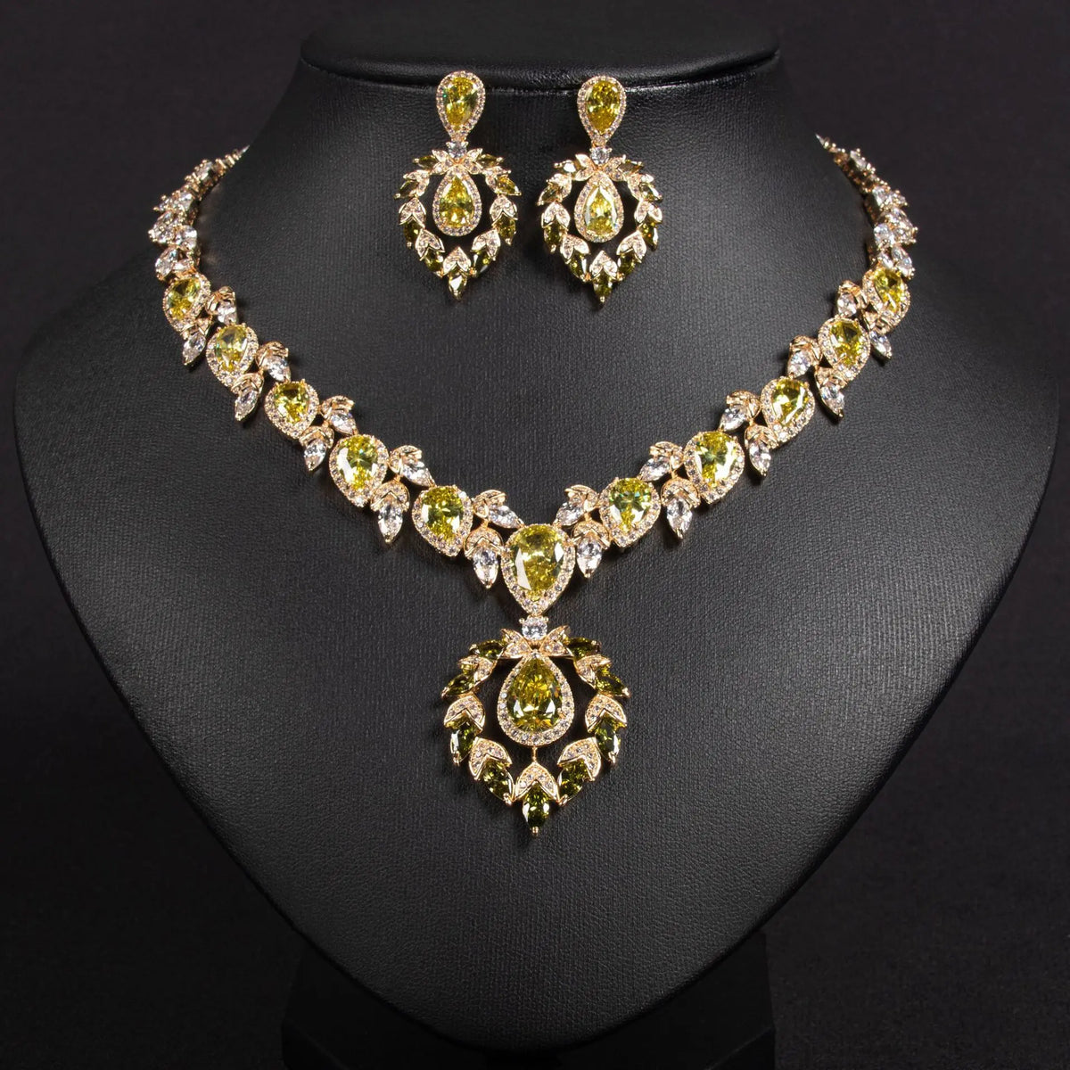 Parure de bijoux de luxe collier et boucles d'oreilles goutte émeraude