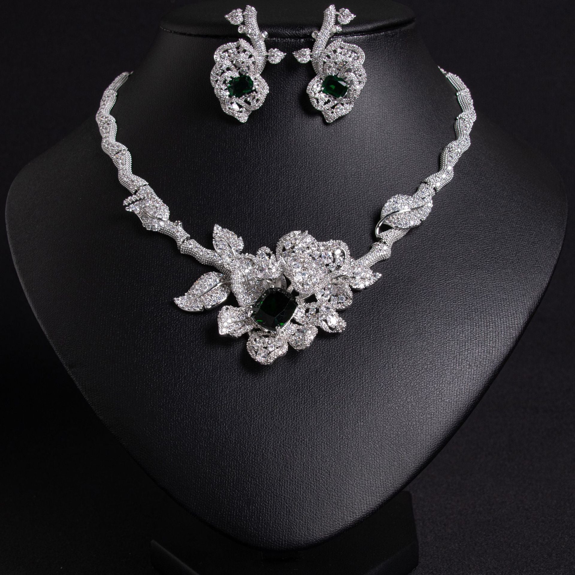 Luxury Red Crystal Flower Necklace Set – Elegant Gemstone Jewelry for Women