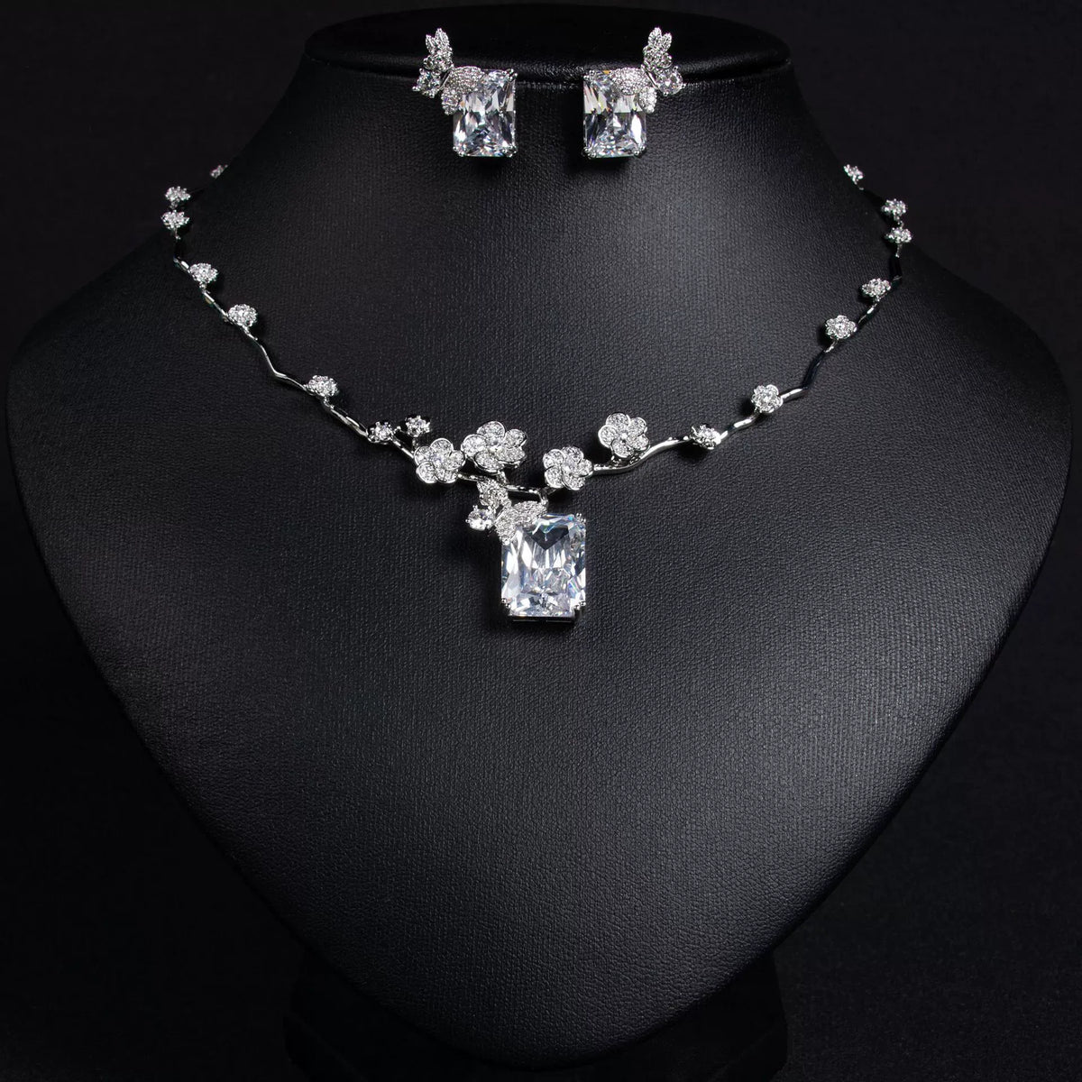 Nouvelle parure collier et boucles d'oreilles carrés rubis