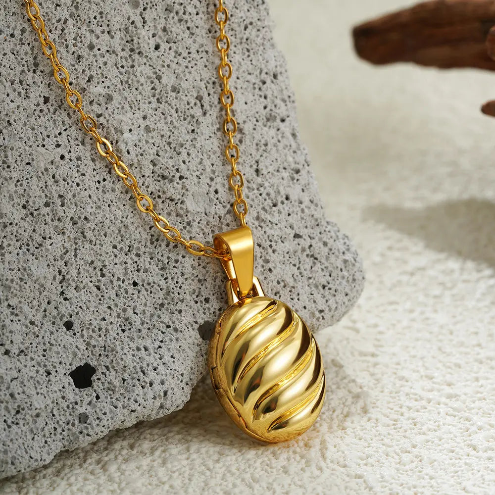 Collier cadre photo ouvrant vintage en or 18 carats
