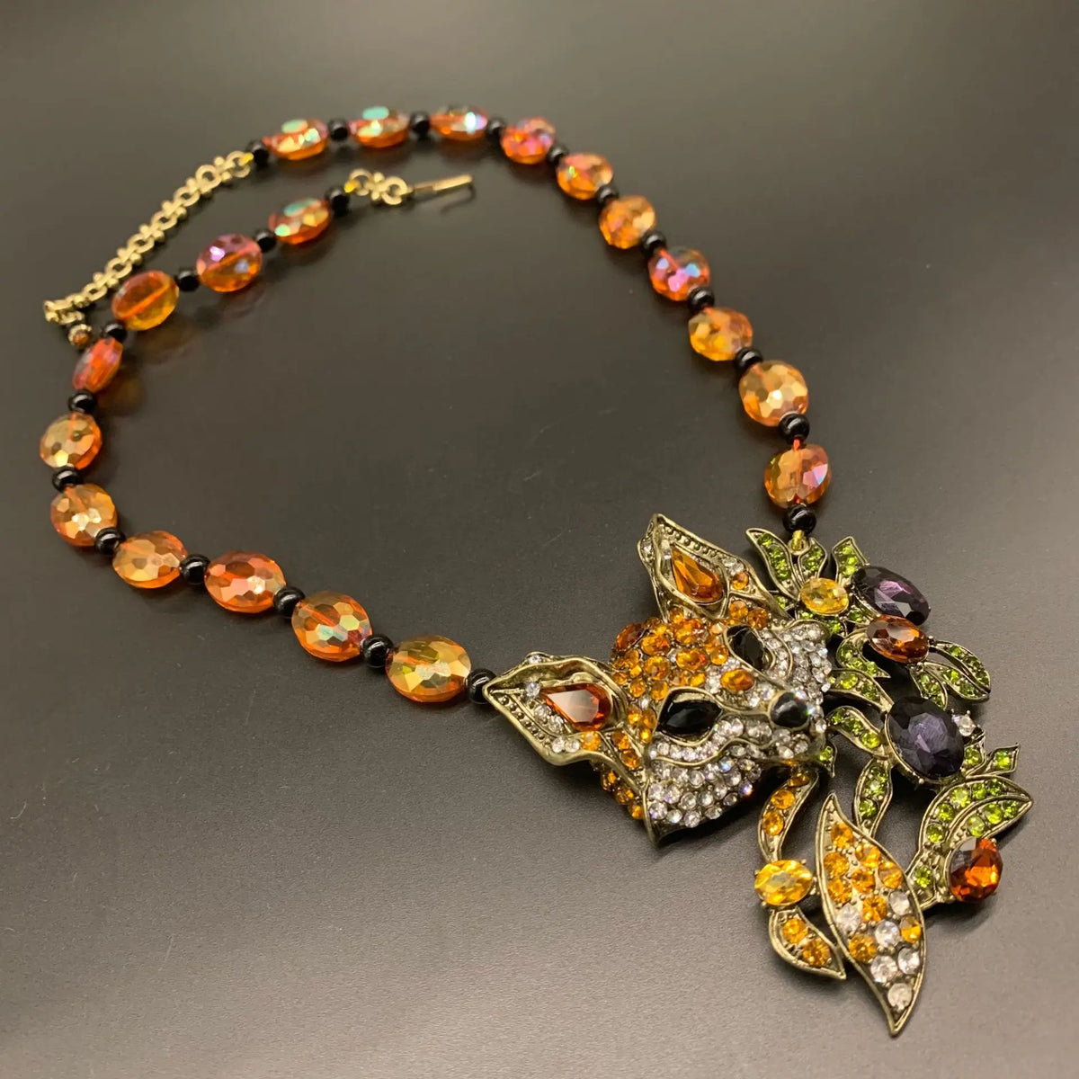Parure collier, bracelet, boucles d'oreilles, bague, et broche, avec renard en glaçure ancienne et diamants