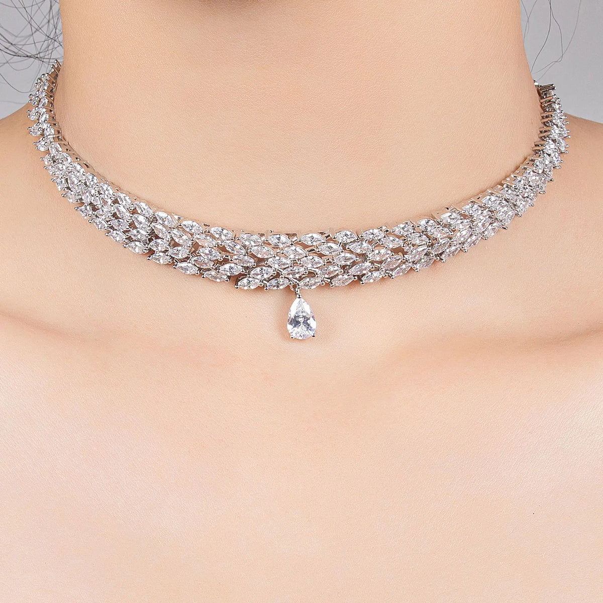 Collier ras-de-cou de luxe en cristal avec pendentif goutte rouge – Bijou élégant et affirmé